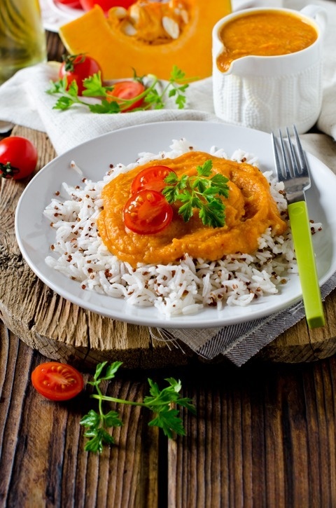 A mixture of rice and quinoa with pumpkin sauce