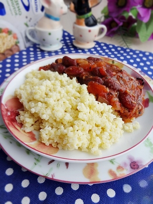 Tomato sauce with beans