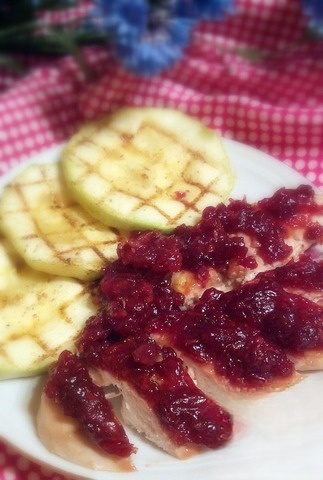 Куриная грудка под острым брусничным соусом