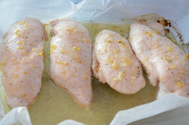 Медово-лимонные куриные грудки под брусничным соусом