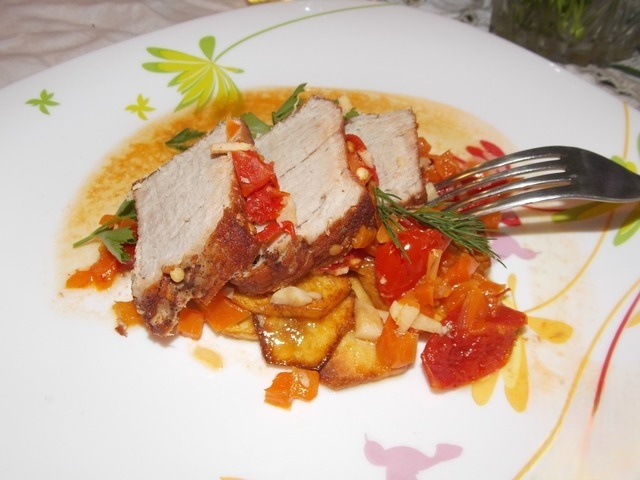 Бочонки из свинины с овощами с жаренным картофелем