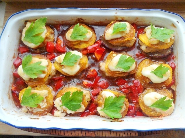 Алыча, фаршированная курицей, под томатной крышечкой