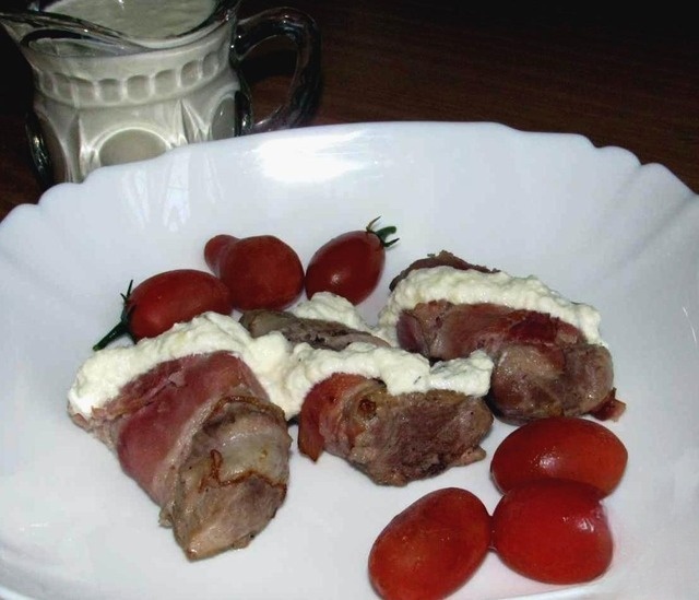 Свиная вырезка в беконе со сливочным соусом