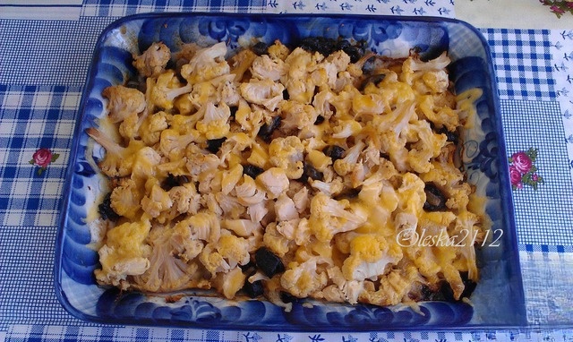 Chicken, baked with cauliflower and prunes