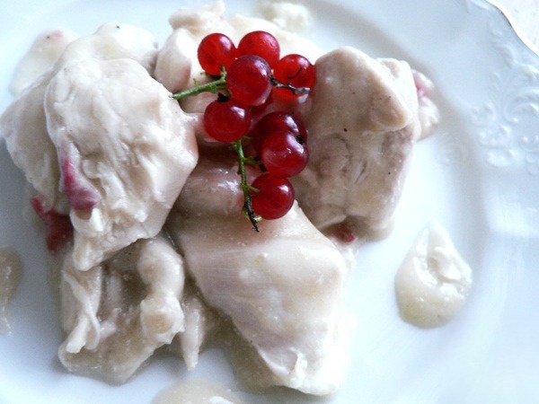 Куриное фрикасе с красной смородиной