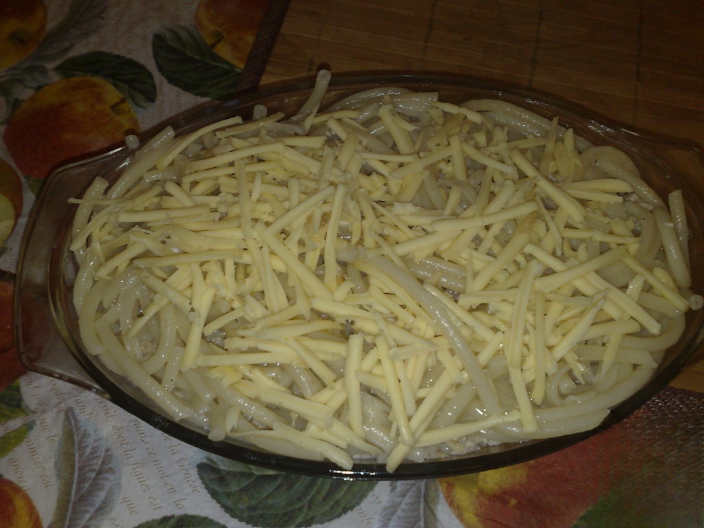 Casserole with chicken and quince