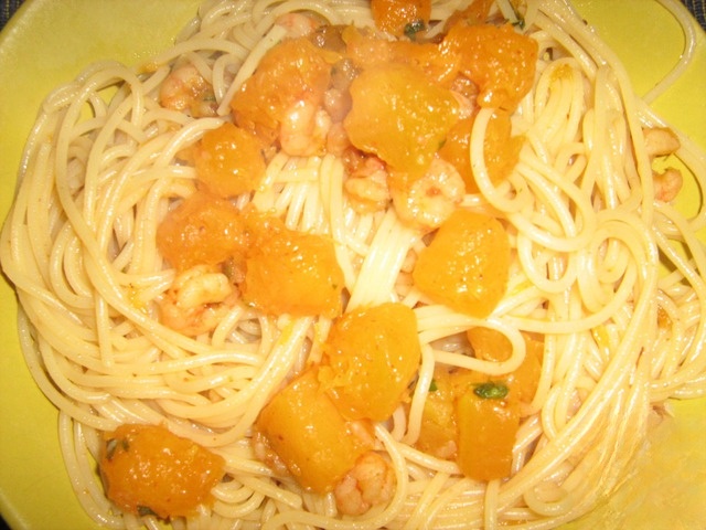 Spaghetti with pumpkin and shrimp
