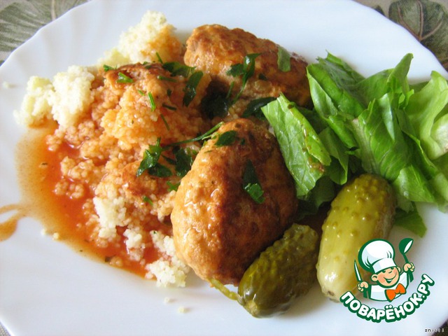 Котлеты во вкусном соусе с гарниром из кускуса