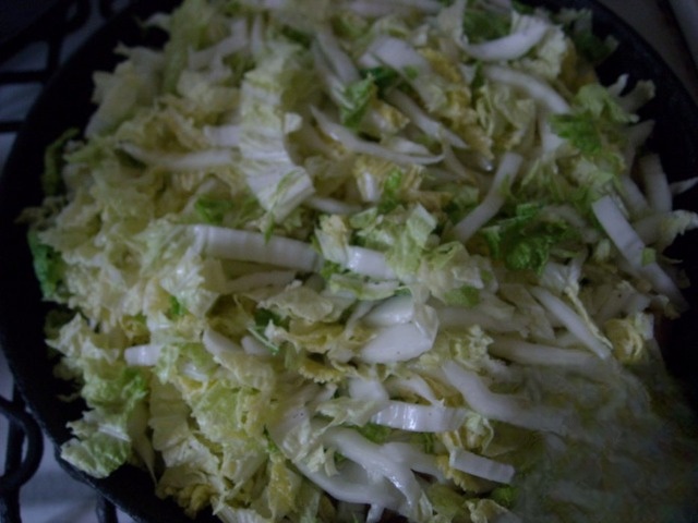 Отбивные из куриных грудок с пекинской капустой