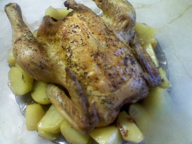 Курица с травами и сухофруктами