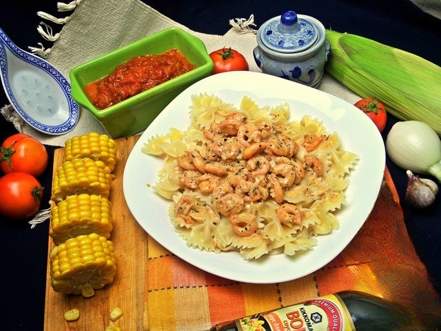 Tomato sauce with pasta and shrimp