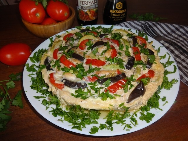 Цветок из куриного филе с овощами