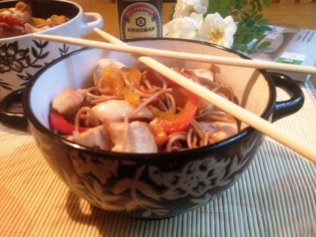 Соба с курицей и овощами