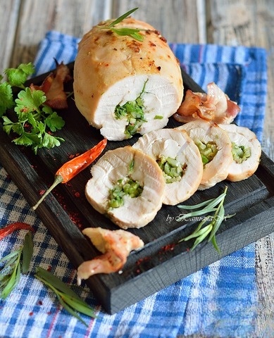 Куриная грудка, фаршированная сельдереем на углях