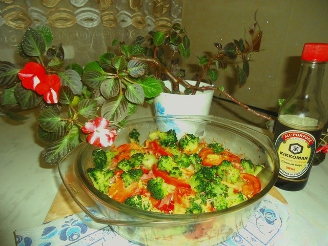 Макароны с овощами в соево-сырном соусе