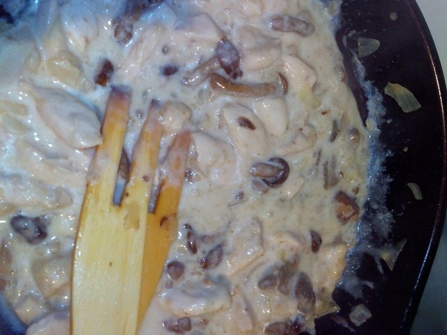 Курица с грибами в сметанном соусе