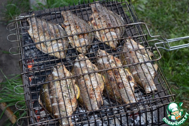 Караси на мангале с лимоном и луком пореем