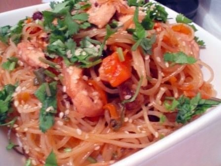 Фунчоза с куриной грудкой и сухофруктами