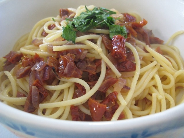 Spicy spaghetti with sun-dried tomatoes