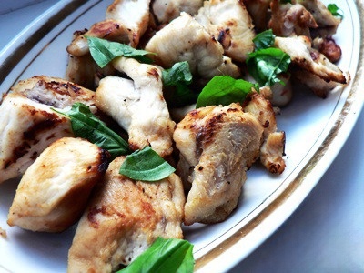 Маринованные куриные кусочки в белом вине с лимоном и базиликом