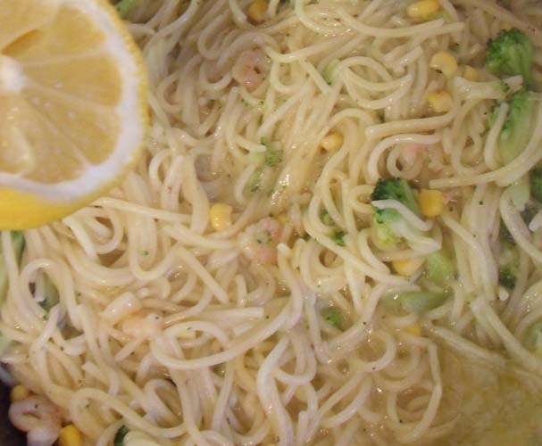 Spaghetti with shrimp and vegetables 