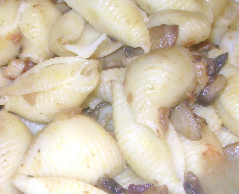 Pasta with chicken, mushrooms and tomatoes
