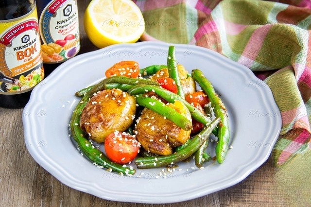 Wok with potatoes, beans and tomatoes
