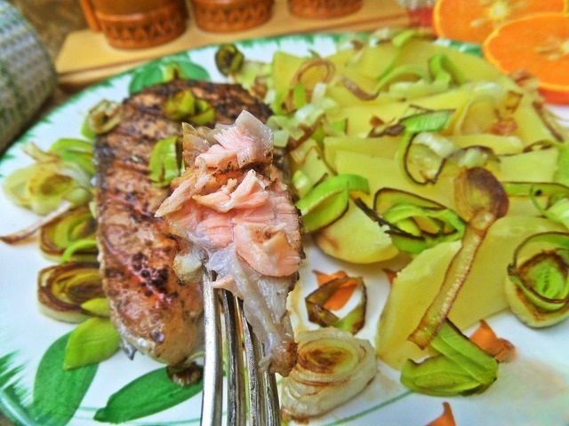 Пикантный лосось с картофелем и луком