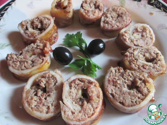 Мясной рулет с сыром в беконе