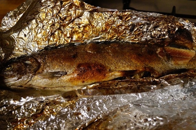 Радужная форель, запеченная с шампиньонами