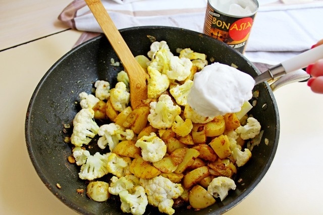 Curry of cauliflower and potatoes