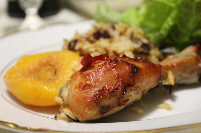 Chicken drumsticks with canned peaches