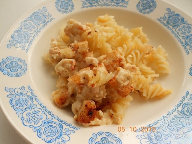 Pasta with garlic croutons