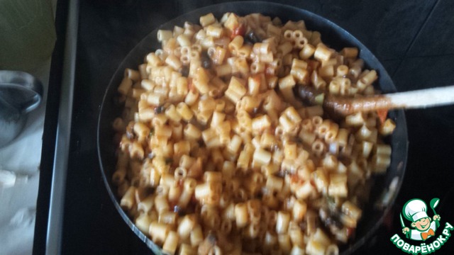 Pasta with mushrooms in tomato sauce