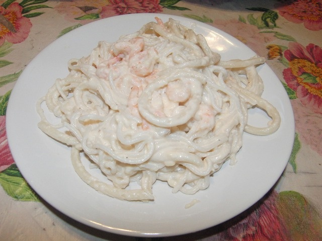 Pasta with cheese sauce and shrimp
