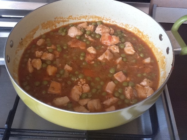 Chicken with green peas