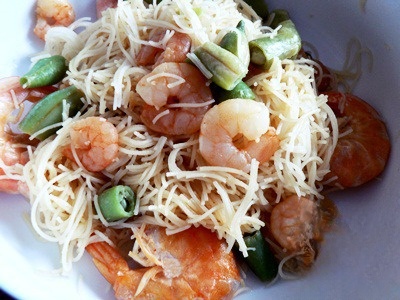 Rice noodles with shrimp and French beans with lemon-mustard sauce