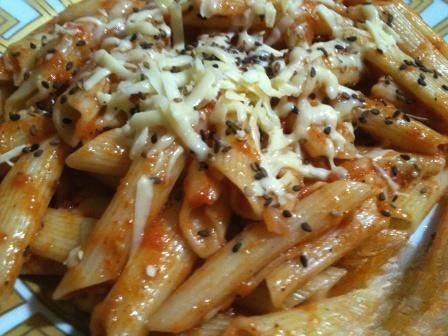 Паста с соусом из запеченных перцев и помидоров