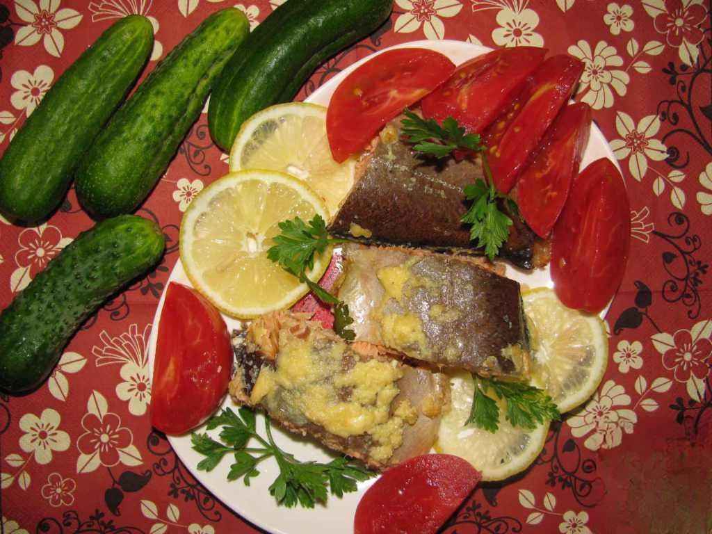 Форель запеченная с огурцами