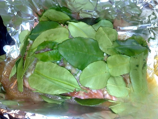 Лосось в листьях лимона