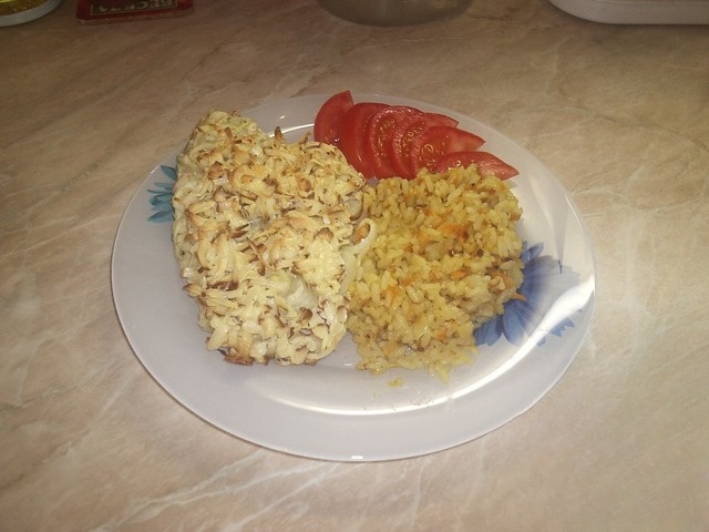 Тилапия, запеченная с копченым сыром