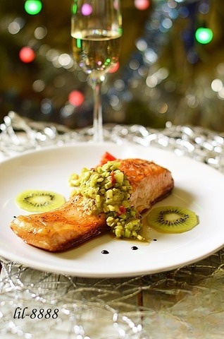 Лосось с сальсой из авокадо и киви