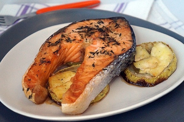 Семга, запеченная с кабачками