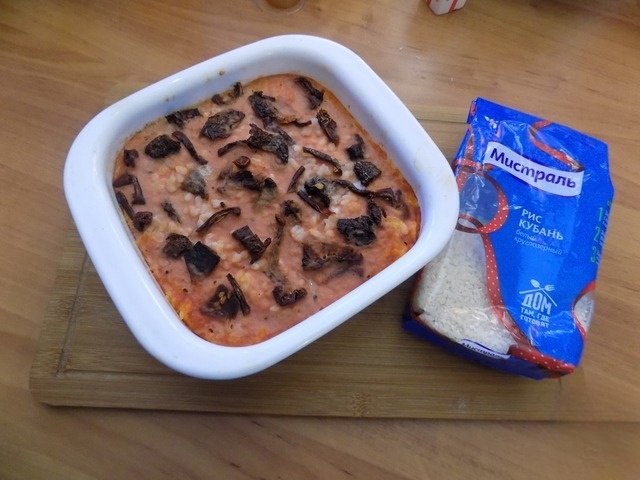 Chicken balls baked in rice