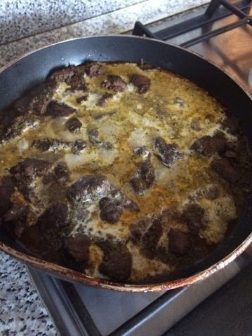 Chicken liver with herbs and nuts