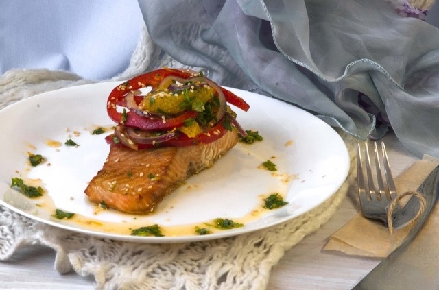 Salmon salad with oranges