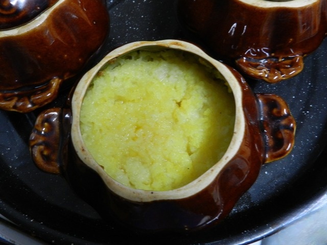 Rice porridge with fish in the pot