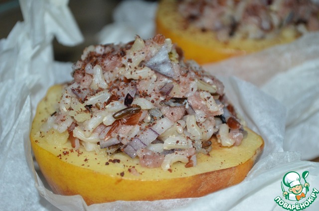 Запеченная айва с мясом и рисом