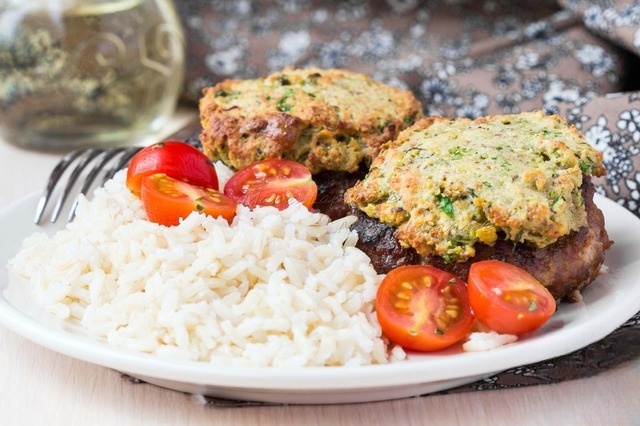 Котлеты с фисташковой шапкой и коричневым рисом