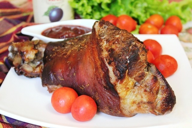 Свиная рулька со сливовым соусом Darbo